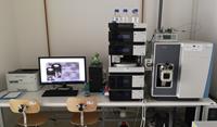 Tekućinski kromatograf vrlo visoke učinkovitosti spregnut sa spektrometrom masa s trostrukim kvadrupolom (UHPLC-DAD-MS/MS)